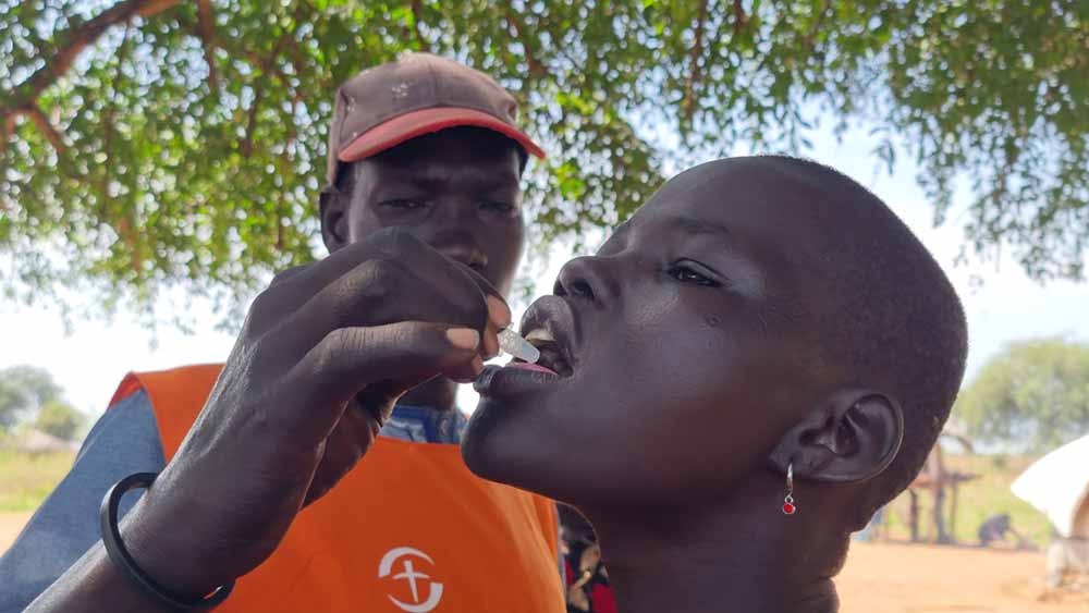 Ngong Kur takes the cholera vaccine. Credit: Winnie Cirino