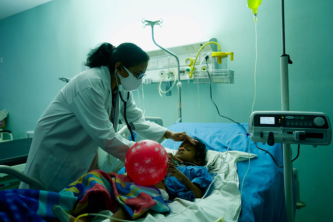 Dr Vandana Kumavat, head of Paediatrics at Rajiv Gandhi Medical College and Chhatrapati Shivaji Maharaj Hospital, looks in on Saima Shah, aged 4. Credit: Gavi/2023/ Prakhar Deep Jain