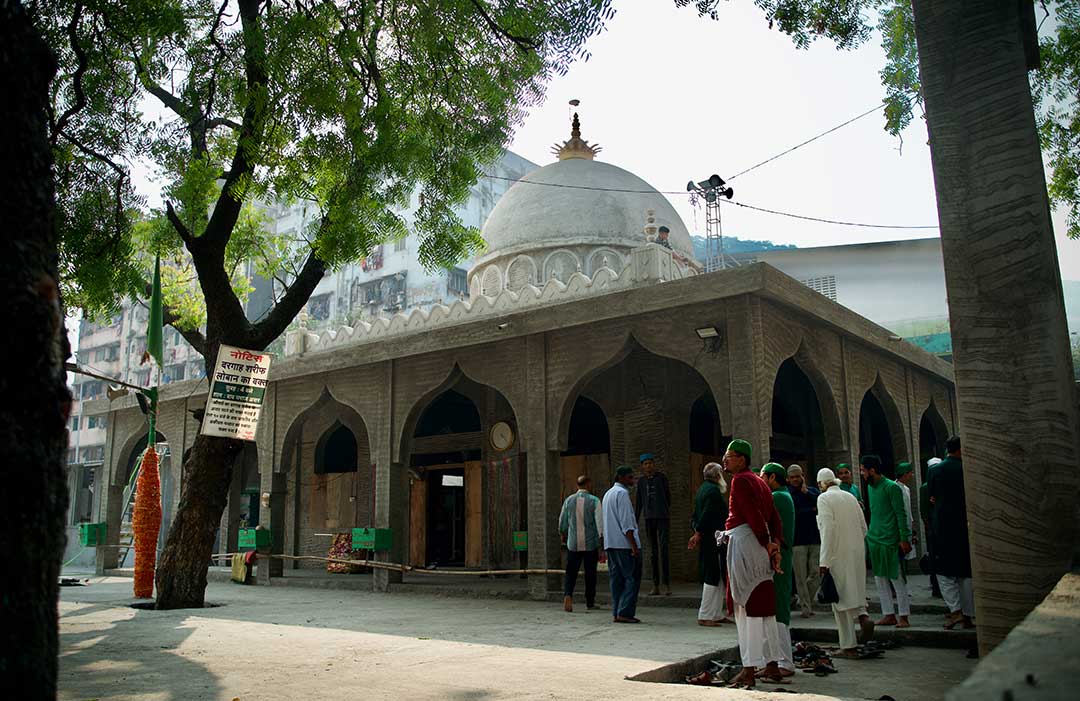 During Friday prayers, the maulana of this mosque in Mumbra-Kausa encourages his community to get their children immunised. “The people are poor, but they are good people,” he told us, adding “education is needed.” Credit: Gavi/2023/ Prakhar Deep Jain