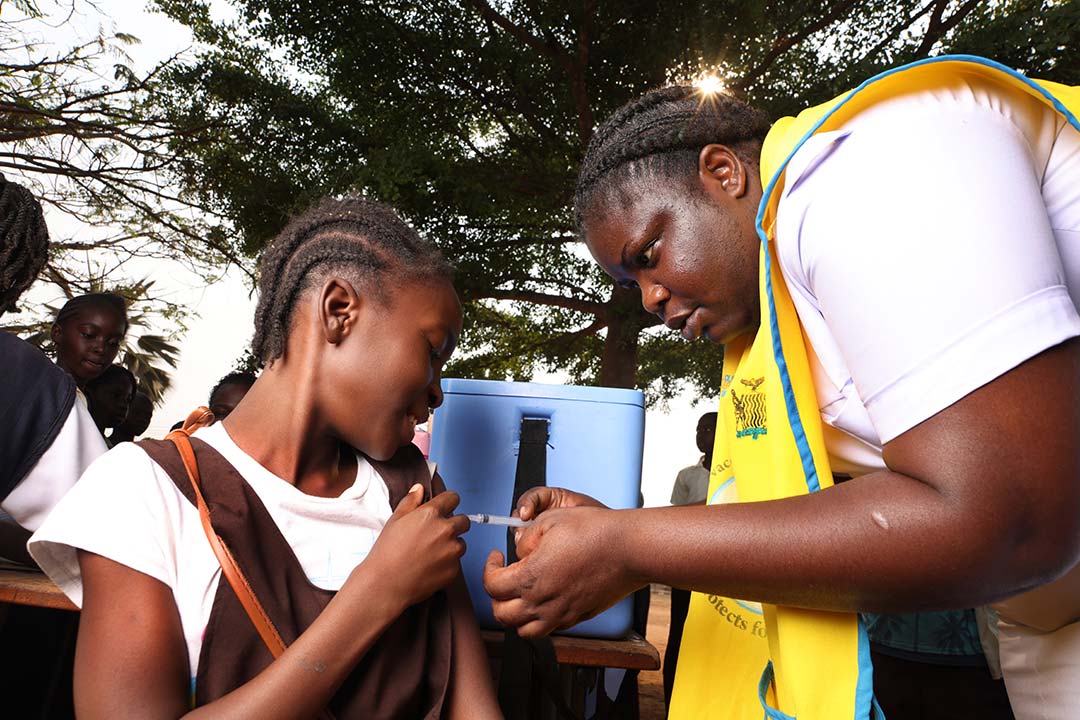 La vacuna contra el VPH para prevenir el cáncer de cuello uterino se administra a escolares de la escuela primaria Matebula en Lusaka, Zambia.  Crédito: Jaffe/2023/Peter Kates