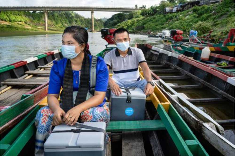 A choppy boat ride across the river Sangu brings health workers closer to unvaccinated children. Credit: © UNICEF and CDC/UN0723048/Monir