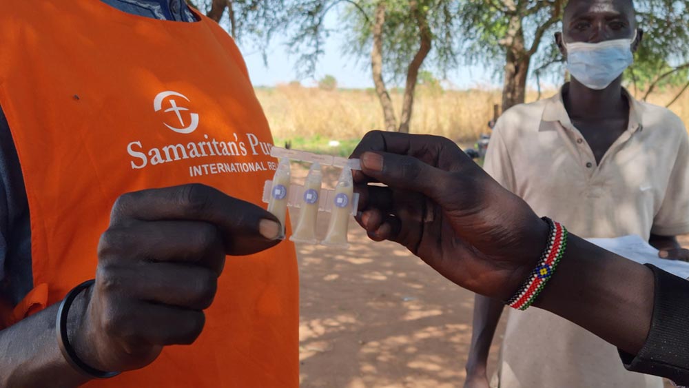 A vaccinator displays doses of OCV. Credit: Winnie Cirino