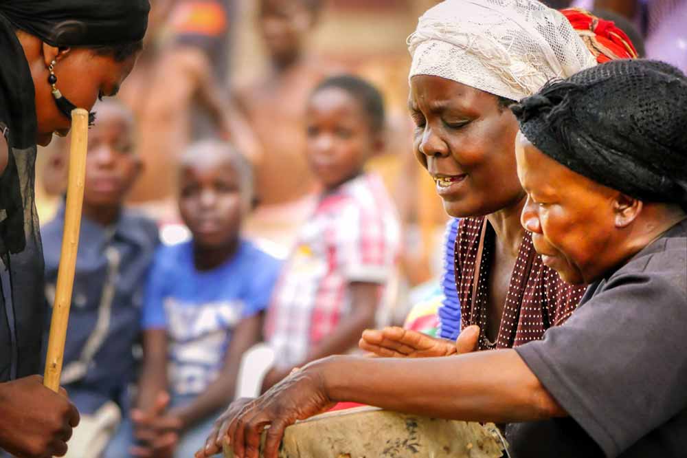 Women and children in Zimbabwe. Credit: Albrecht Fietz from Pixabay