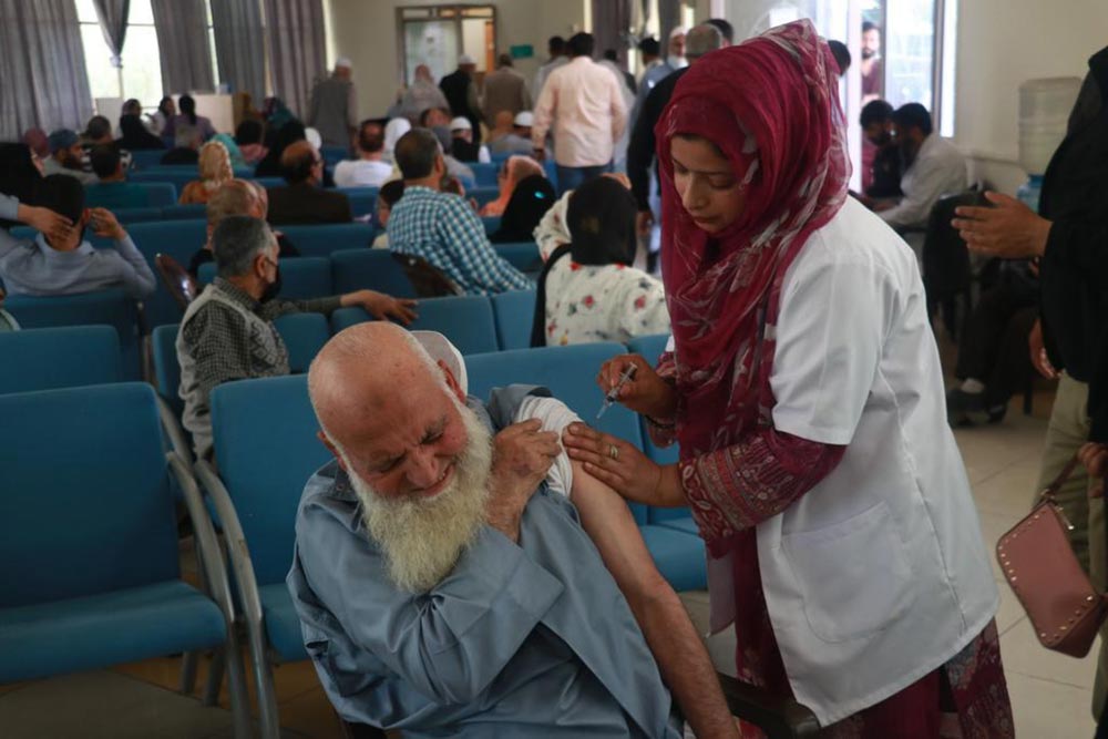A female medical staff while performing Haj vaccination in J&K. Credit: Nasir Yousufi