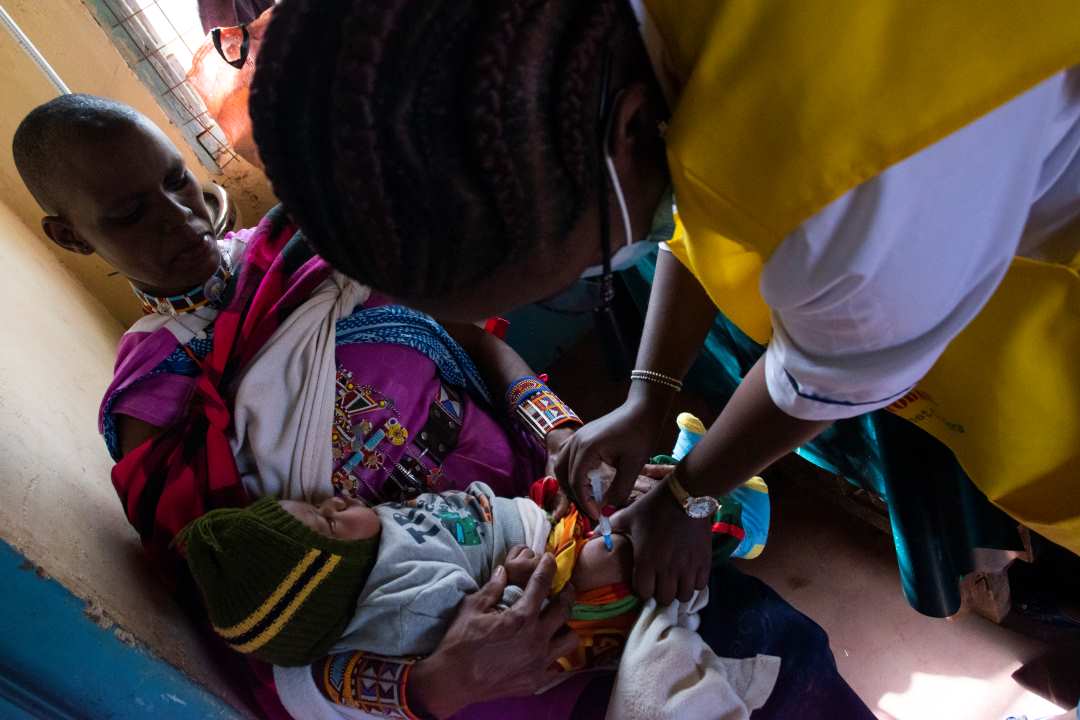 Lucy a marché environ 30 kilomètres pour venir faire vacciner son petit Kakaye à la clinique de Ngatu