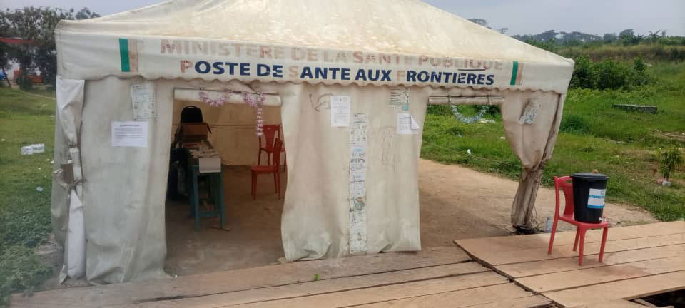 2)	Un poste de contrôle sanitaire de fortune installé à la frontière du Cameroun avec la Guinée équatoriale pour gérer les éventuels cas de maladie à virus de Marburg 