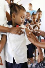 Elementary school student receives the HPV vaccine. Credit: MOI/ Eritrea and Yosief Abraham Z.