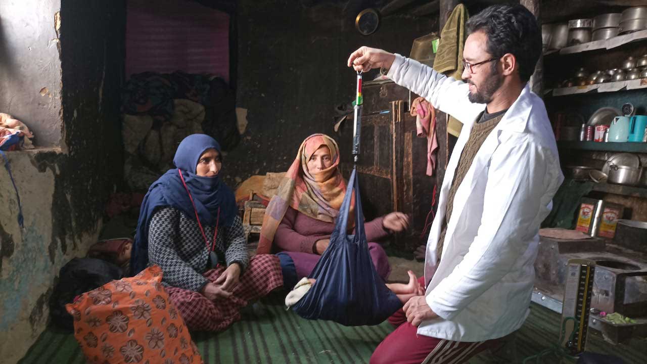 Besides administering vaccines, health workers in Kargil’s high altitude, remote villages move door to door providing medical help to families. Credit: Nasir Yousufi