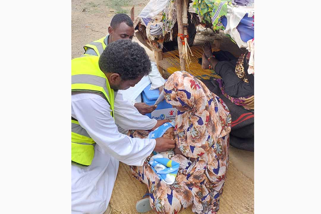 2024年，疫苗接种小组阿卜杜勒·卡德尔（Abdul Qader）和穆罕默德·哈米德（Muhammad Hamed）在塞族共和国阿奇克（Aqiq）地区的外展活动中。图片来源：Asrar Fadulelsied