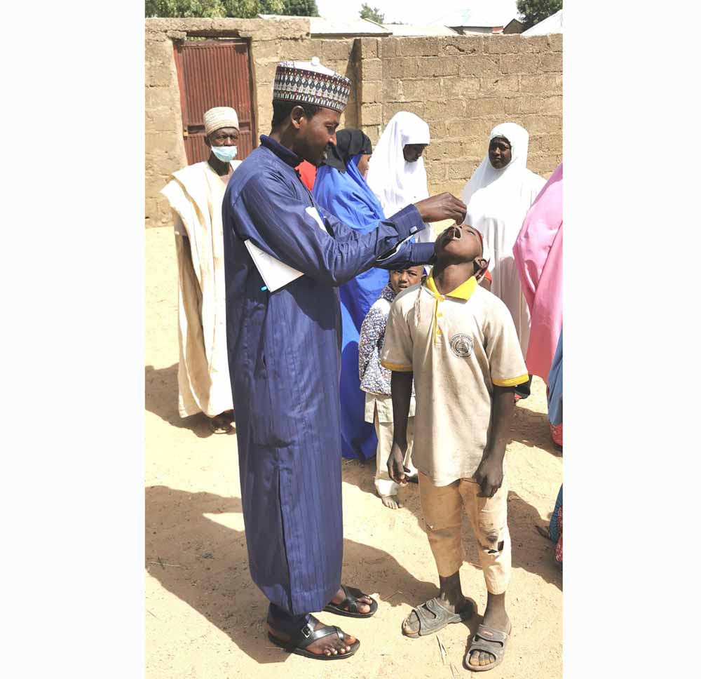 2022年1月，穆斯林穆罕默德在尼日利亚扎姆法拉州的祖尔米地方政府区为一名儿童接种口服霍乱疫苗。为了应对霍乱疫情，我支持该州所有类型的免疫活动。图片来源：穆斯林穆罕默德·拉丹·马鲁/2030 年免疫议程运动