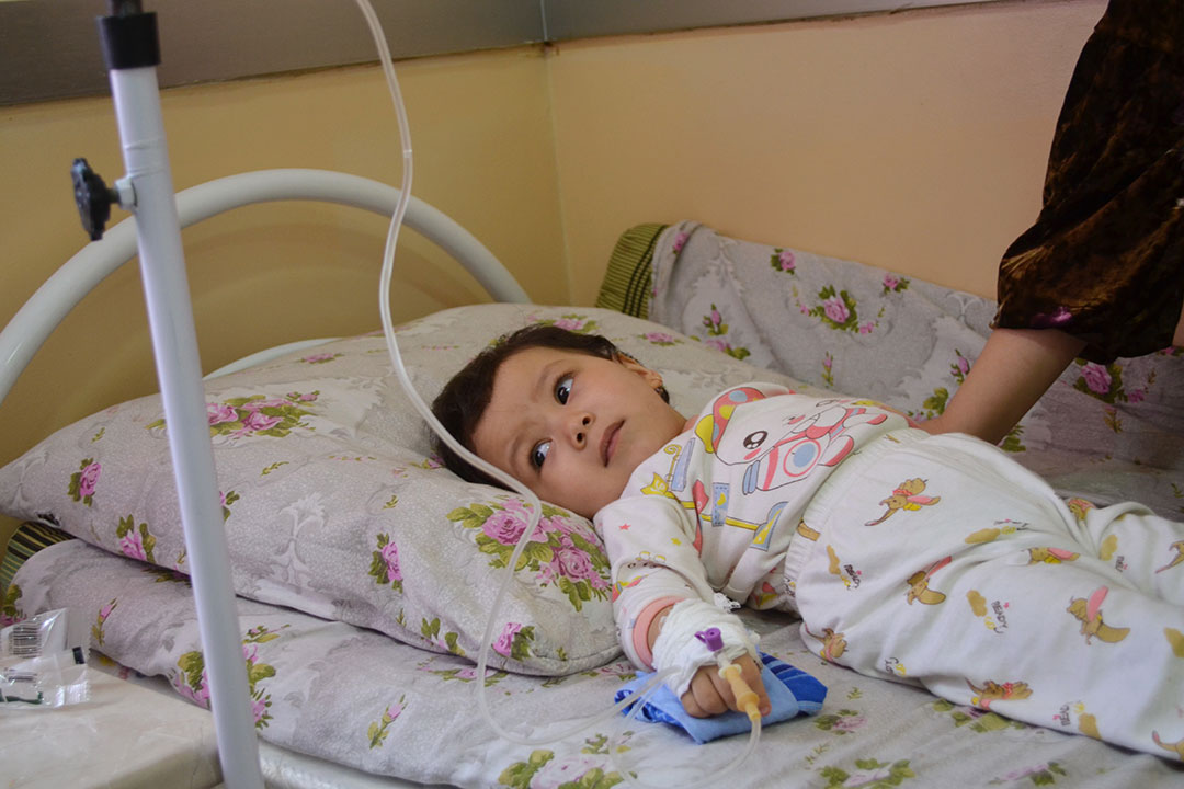 一名年轻患者在塔什干的一家传染病医院接受治疗。图片来源：Umida Maniyazova