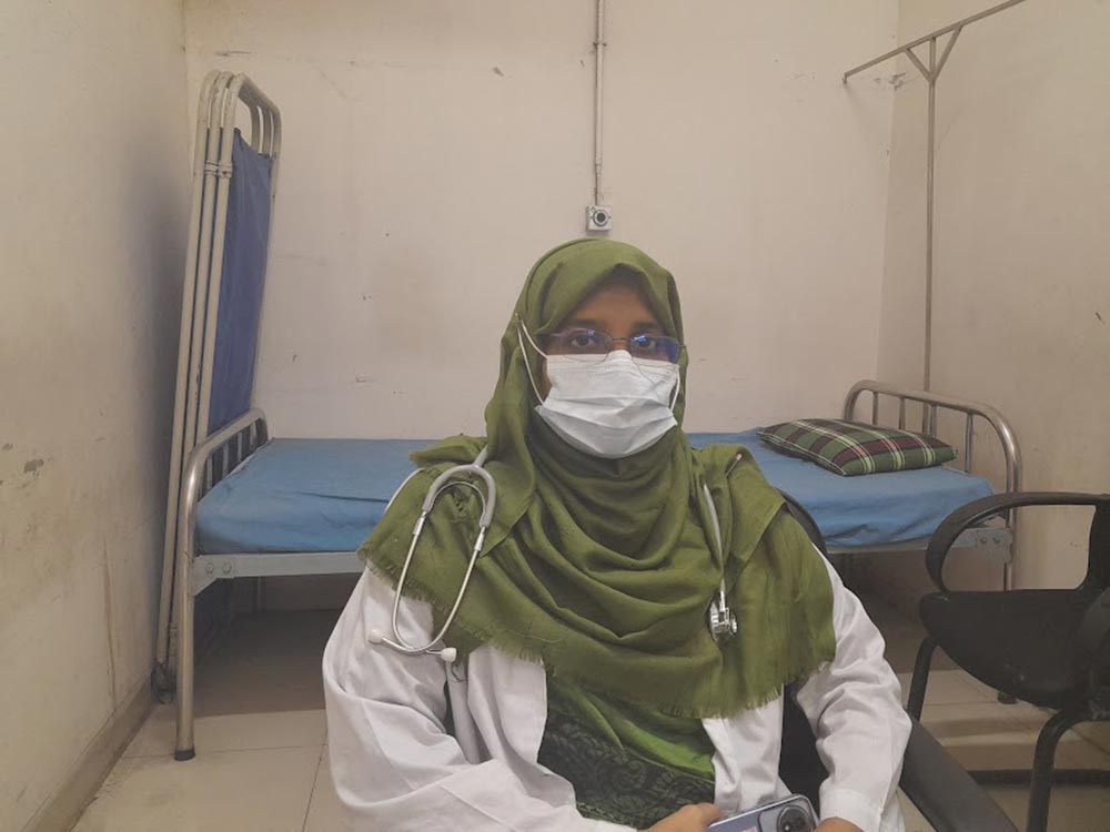 Dr Latifa Akter Shumi, On Duty doctor of the DNCC dengue hospital. Credit-Mohammad Al Amin