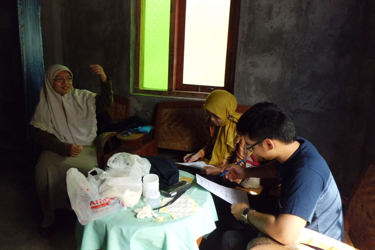 Henry Surendra at work in the community in 2012 when he led the response to a hepatitis A outbreak in Kulon Progo, Yogyakayarta. Credit: Henry Surendra