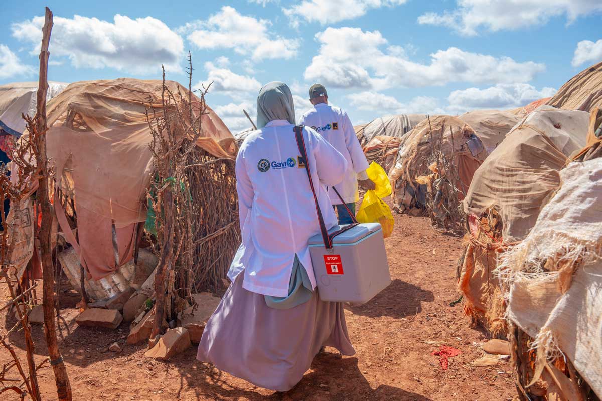READO staff navigate through Walaag 1 IDP camp on their way to the outreach facility to begin the vaccination process. Credit: Gavi/2024/Mohamed Abdihakim Ali