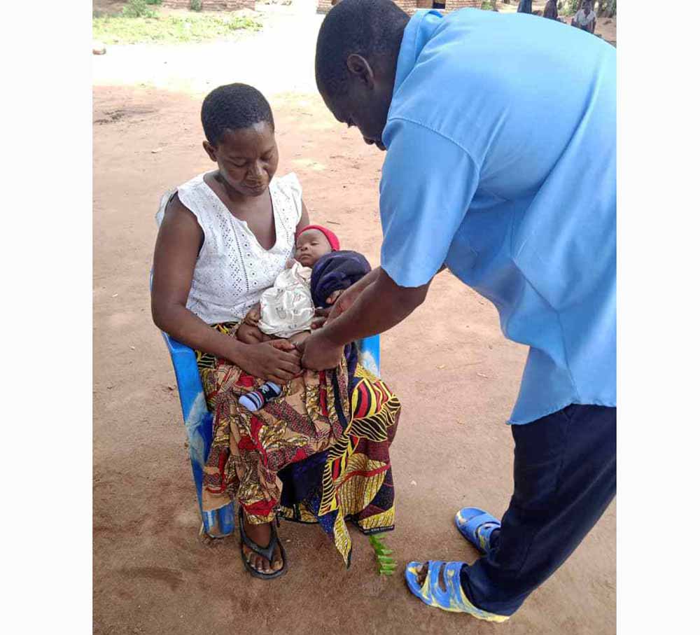 Vuntage gives routine vaccine to Kaluwa's baby. Credit:  Kazembe Vuntande