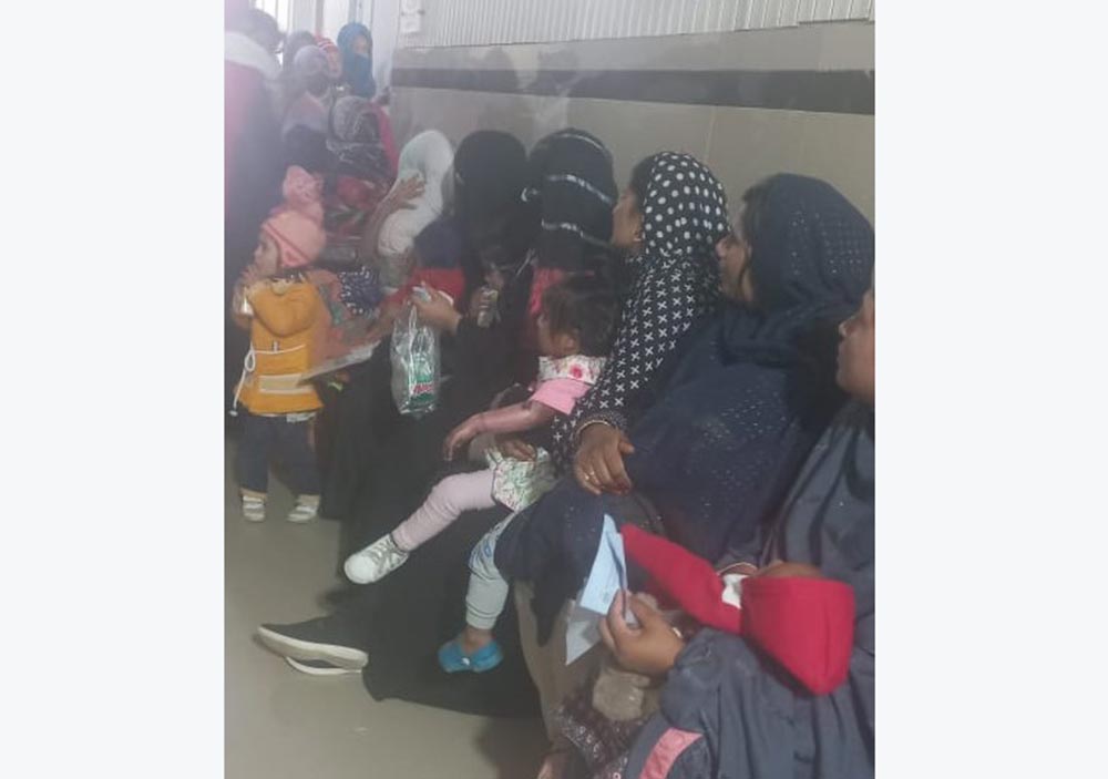 妇女在疫苗接种日排队，让孩子在 THQ 医院 Gujjar Khan 接种不同疾病的疫苗。图片来源：拉胡尔·巴沙拉特