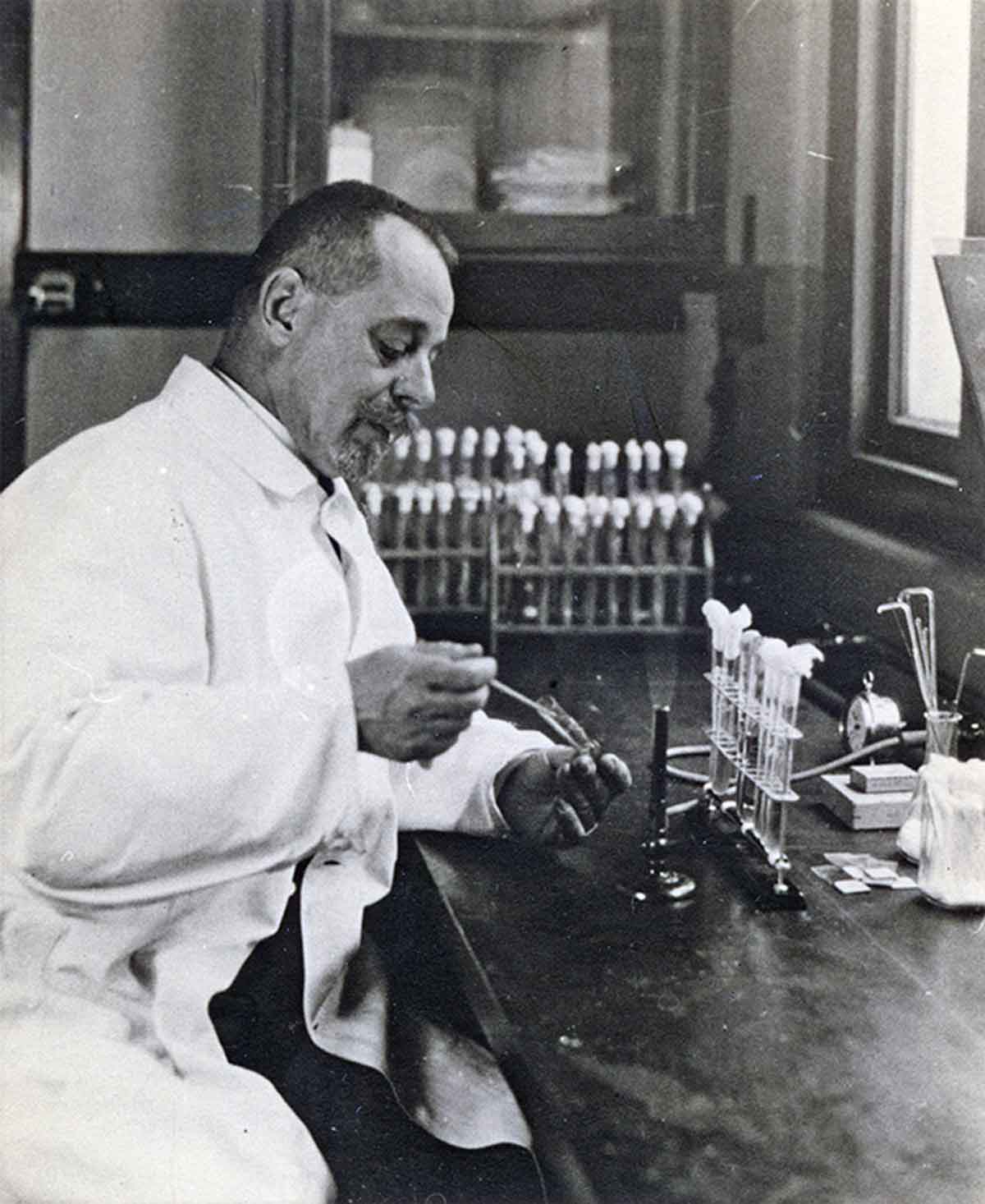 Felix d’Hérelle in his laboratory at the Pasteur Institute in Paris. He pioneered the use of bacteriophages to treat bacterial infections just after World War I. CREDIT: INSTITUT PASTEUR / ARCHIVES