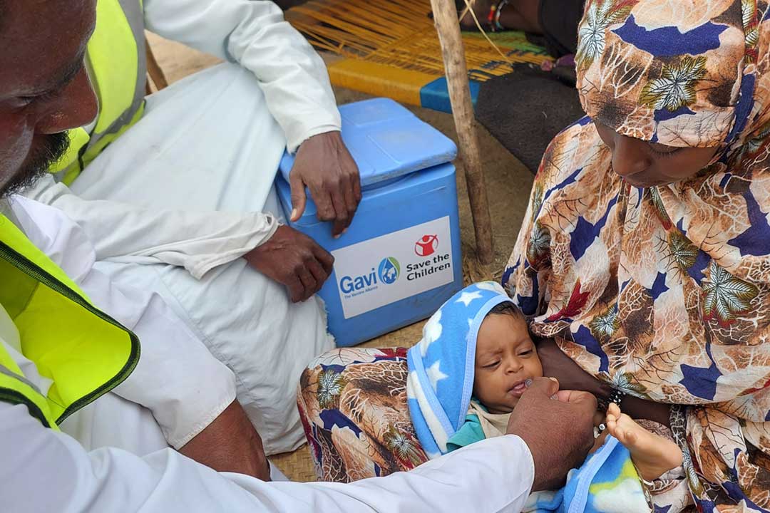 2024年，婴儿穆罕默德·萨利赫（Muhammad Saleh）的家庭是游牧民族，他在红海州阿奇克（Aqiq）地区难以到达的地区接种了第一剂疫苗。图片来源：Asrar Fadulelsied