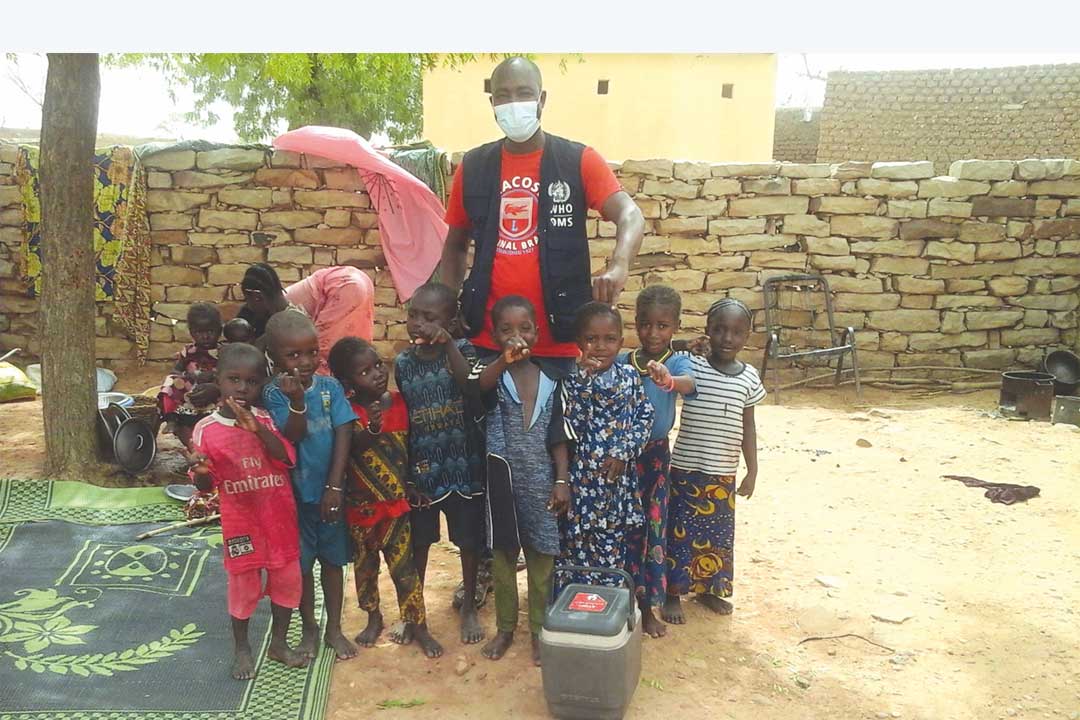 穆萨·特拉奥雷（Moussa Traoré）在马里杜恩察（Douentza）区通戈通戈（Tongo Tongo）村的脊髓灰质炎疫苗接种会上。图片来源：日内瓦学习基金会