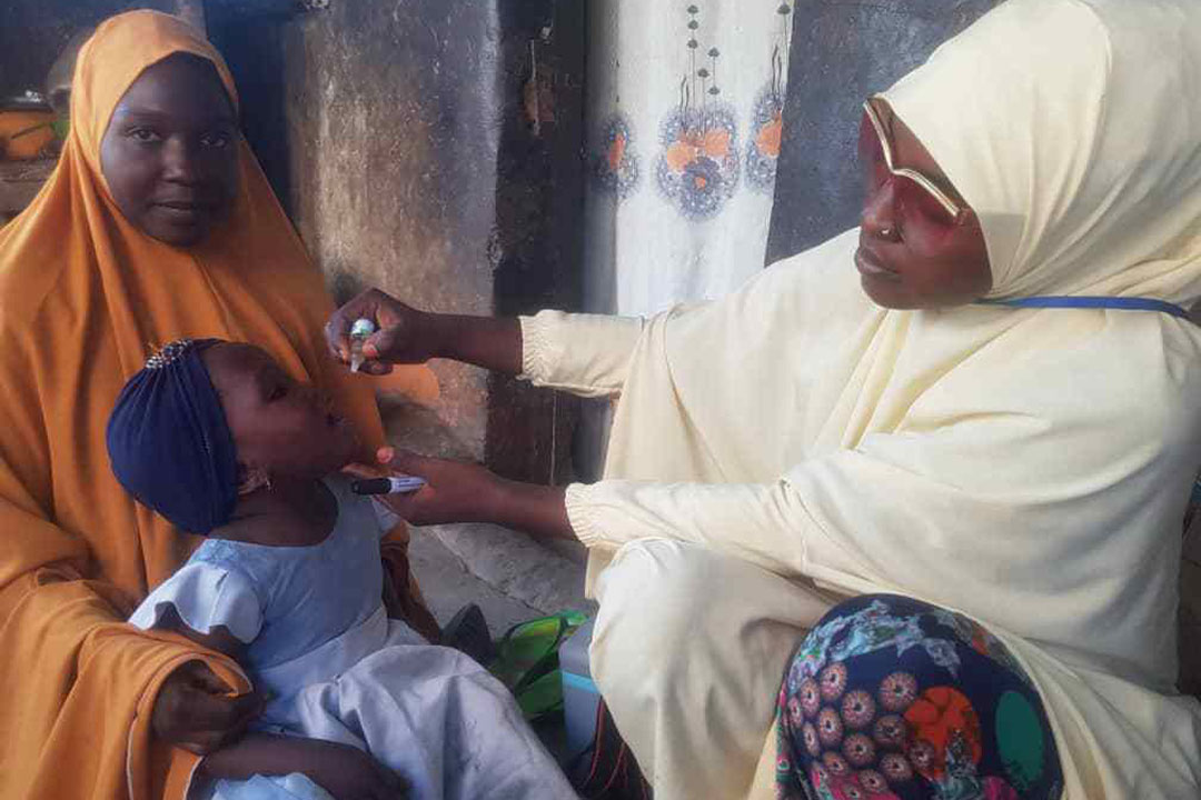 Aisha Salisu Adam administering the vaccine. Credit: Babatunde Rolland