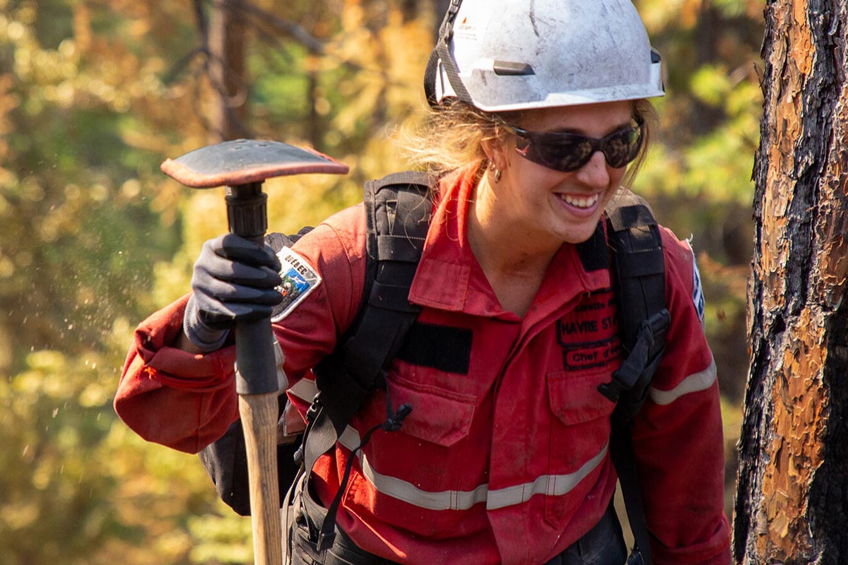 A member of a Quebequois fire crew assisting on a fire in the Plumas National Forest in northern California in 2020. Numerous countries have international agreements in place to share firefighting resources. Canada received assistance from 16 countries during the 2023 fire season. Image by Region 5 Photography via Wikimedia Commons (CC BY 2.0).