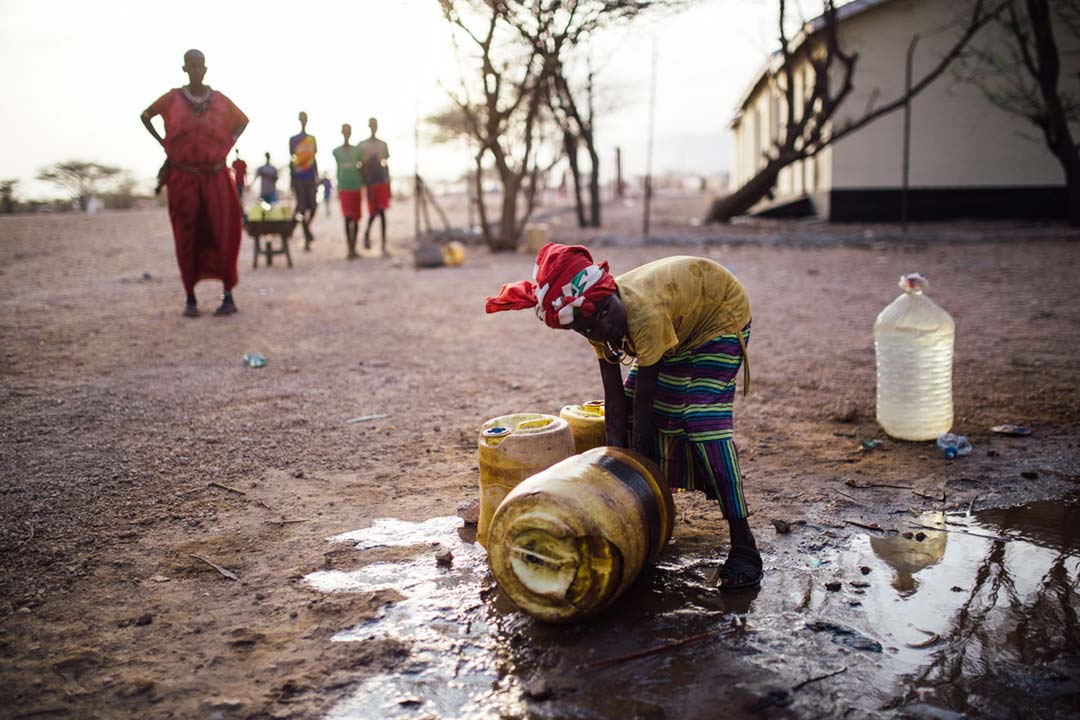 一名儿童在肯尼亚北部马萨比特县莱萨米斯镇的马尼亚塔中学（Manyatta Secondary）的井水龙头里取水。图片来源：Kang-Chun Cheng