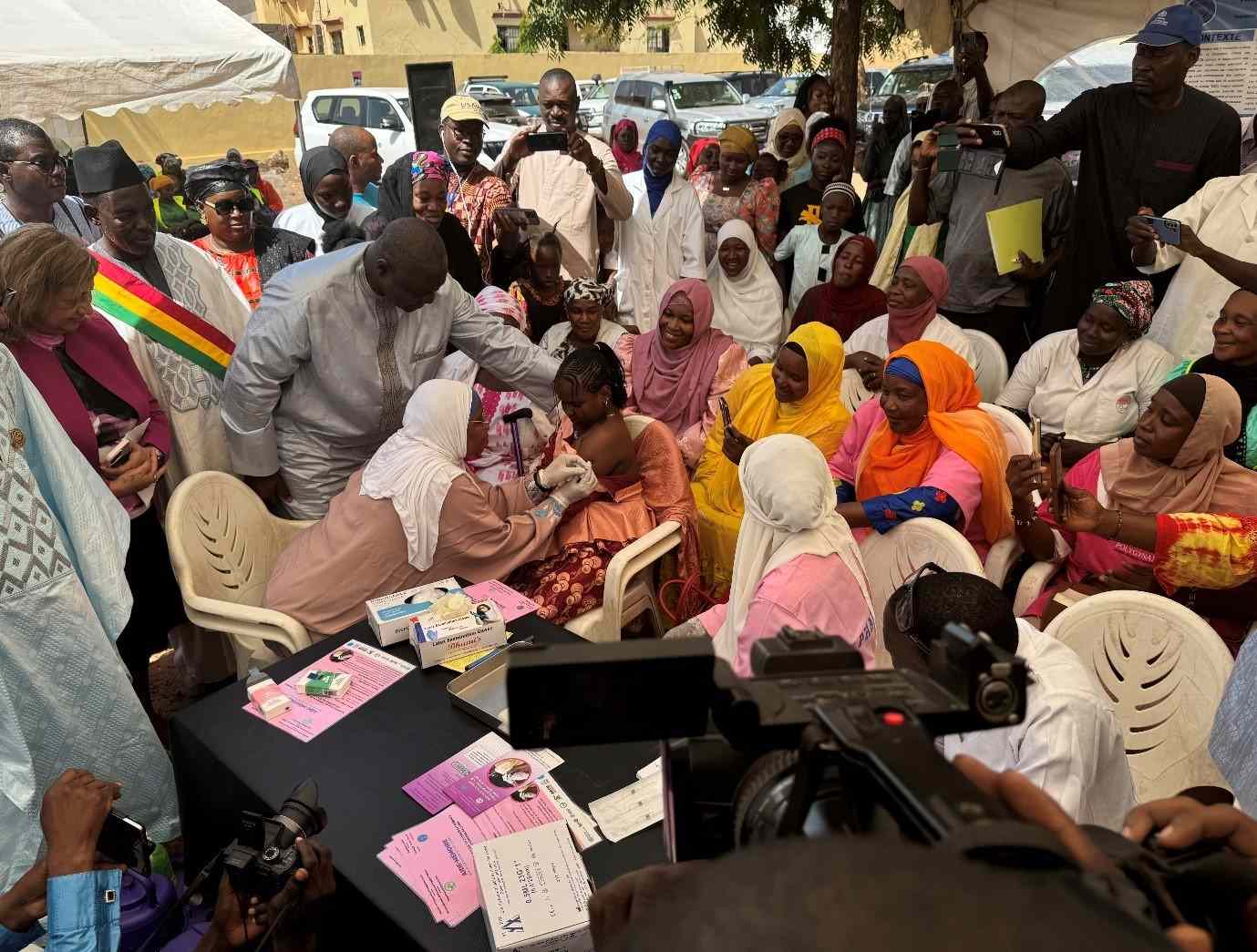 La ministre de la Santé, le Colonel Assa Badiallo Touré, inocule la première dose du vaccin anti-VPH au Mali. Crédit : Aliou Diallo e du vaccin anti-VPH au Mali. Crédit : Aliou Diallo