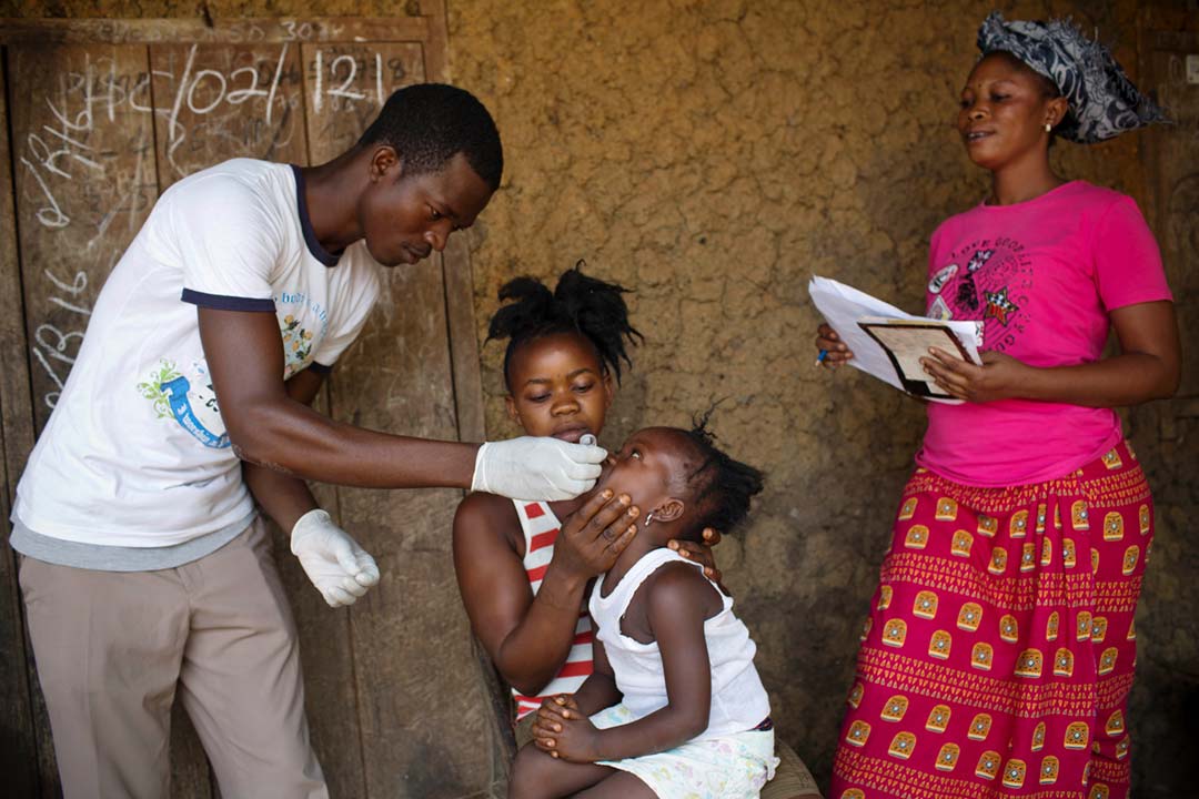 Health workers do house to house polio vaccinations in Tunkia, Kenema District of Sierra Leone. Credit: Gavi/2016/Kate Holt