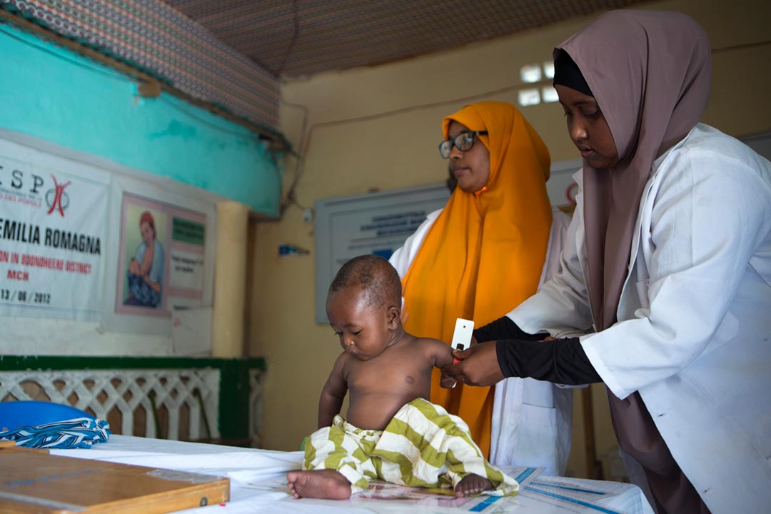 Des professionnels de santé examinent des enfants pour déterminer s'ils souffrent de malnutrition à la clinique CISP du district de Bonder à Mogadiscio, en Somalie, en 2017. Crédit : Gavi/2017/Karel Prinsloo