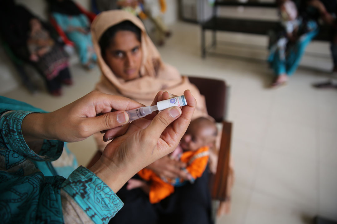 在巴基斯坦旁遮普省拉合尔的曼加明迪（Manga Mindi）农村卫生中心，一名负责轮播疫苗的EPI工作人员在法蒂玛（Fatima）接种轮盘疫苗，3个月大。图片来源：GAVI/2017/Asad Zaidi