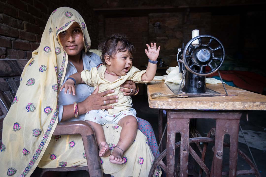 当当地护士来村里给孩子接种疫苗时，他的父母带着9个月大的Chandan去接种疫苗。图片来源：Gavi/2023/Benedikt V. Loebell
