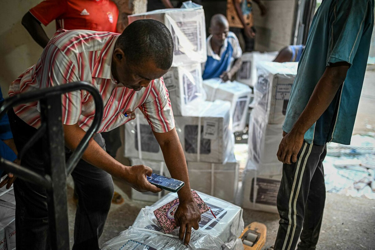 In March 2024, Nigeria became the first country to receive the new MenFive vaccine from the Gavi-funded global stockpile, with a shipment delivered by UNICEF. Credit: UNICEF Nigeria/2024/Adeokun Adesegun