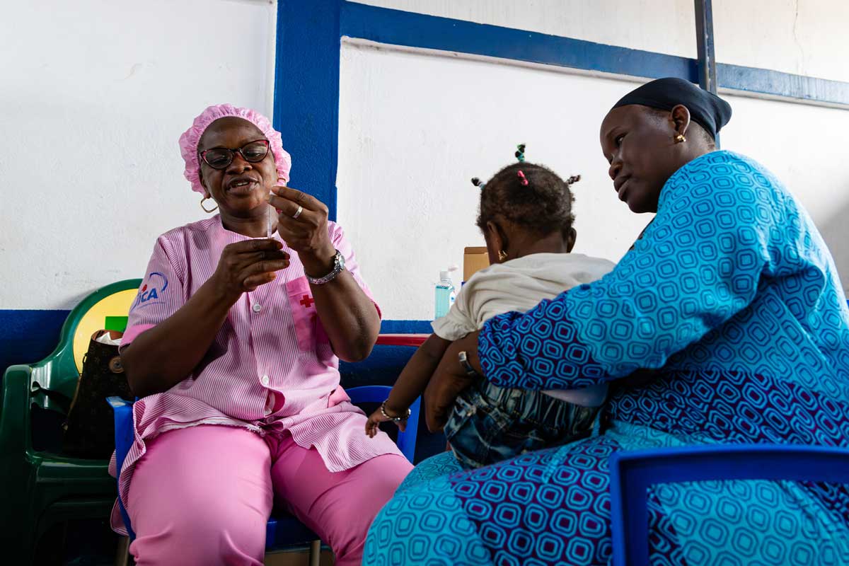 Une mère et son enfant attendent le vaccin contre le paludisme en Côte d'Ivoire. Crédit : Gavi/2024/Miléquêm Diarassouba