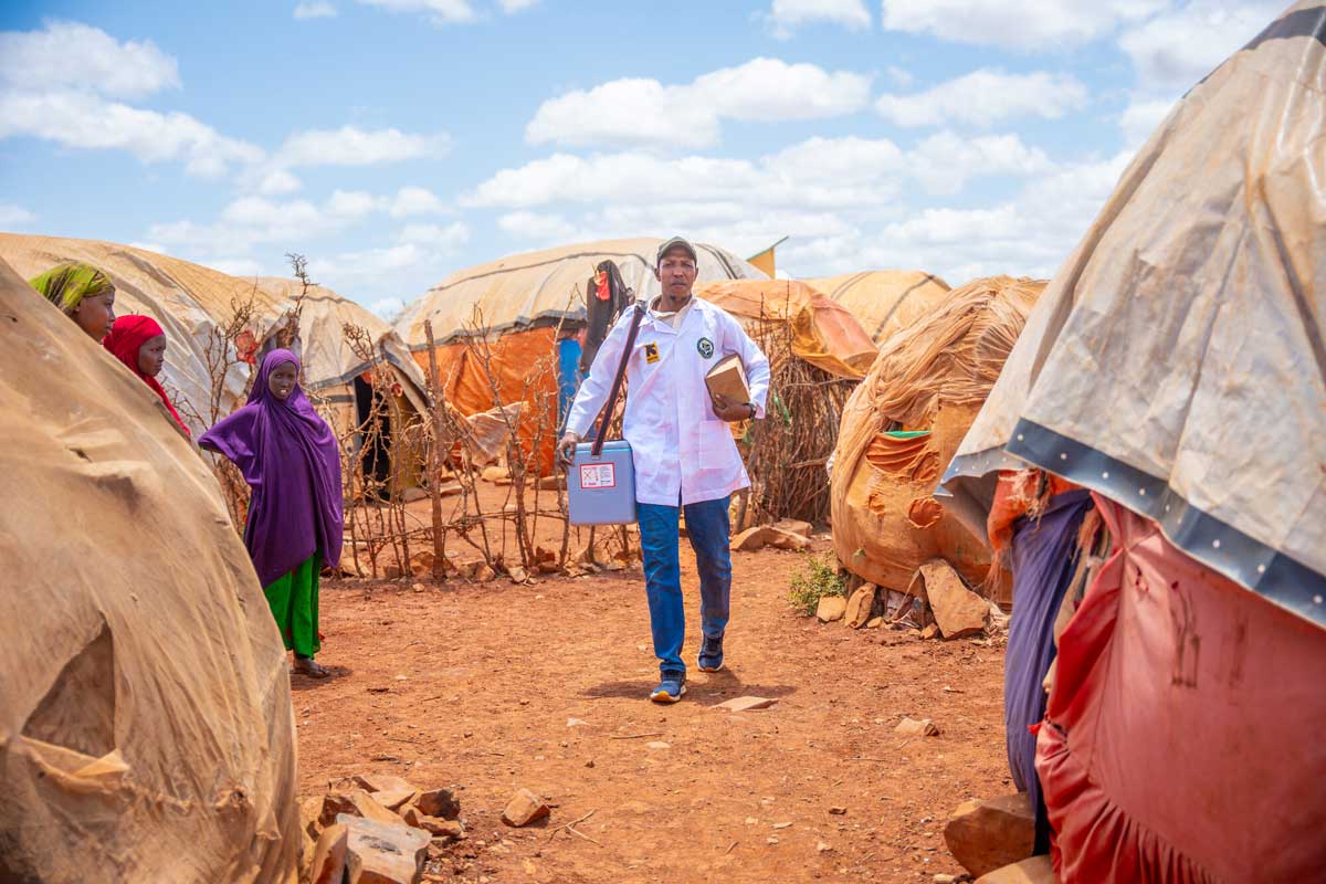 A health worker carries a portable cooler for vaccines after completing a day of vaccinations. Credit: Gavi/2024/Mohamed Abdihakim Ali