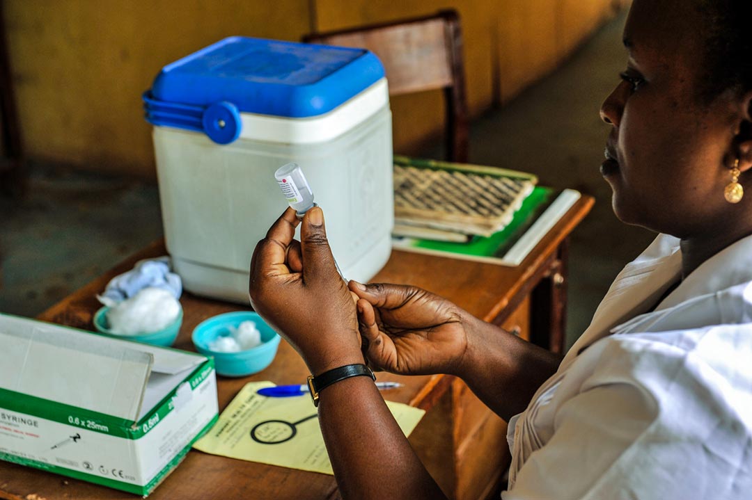 A nurse preparing a syringe with pentavalent vaccine in Nigeria. Credit: GAVI/2013/Adrian Brooks