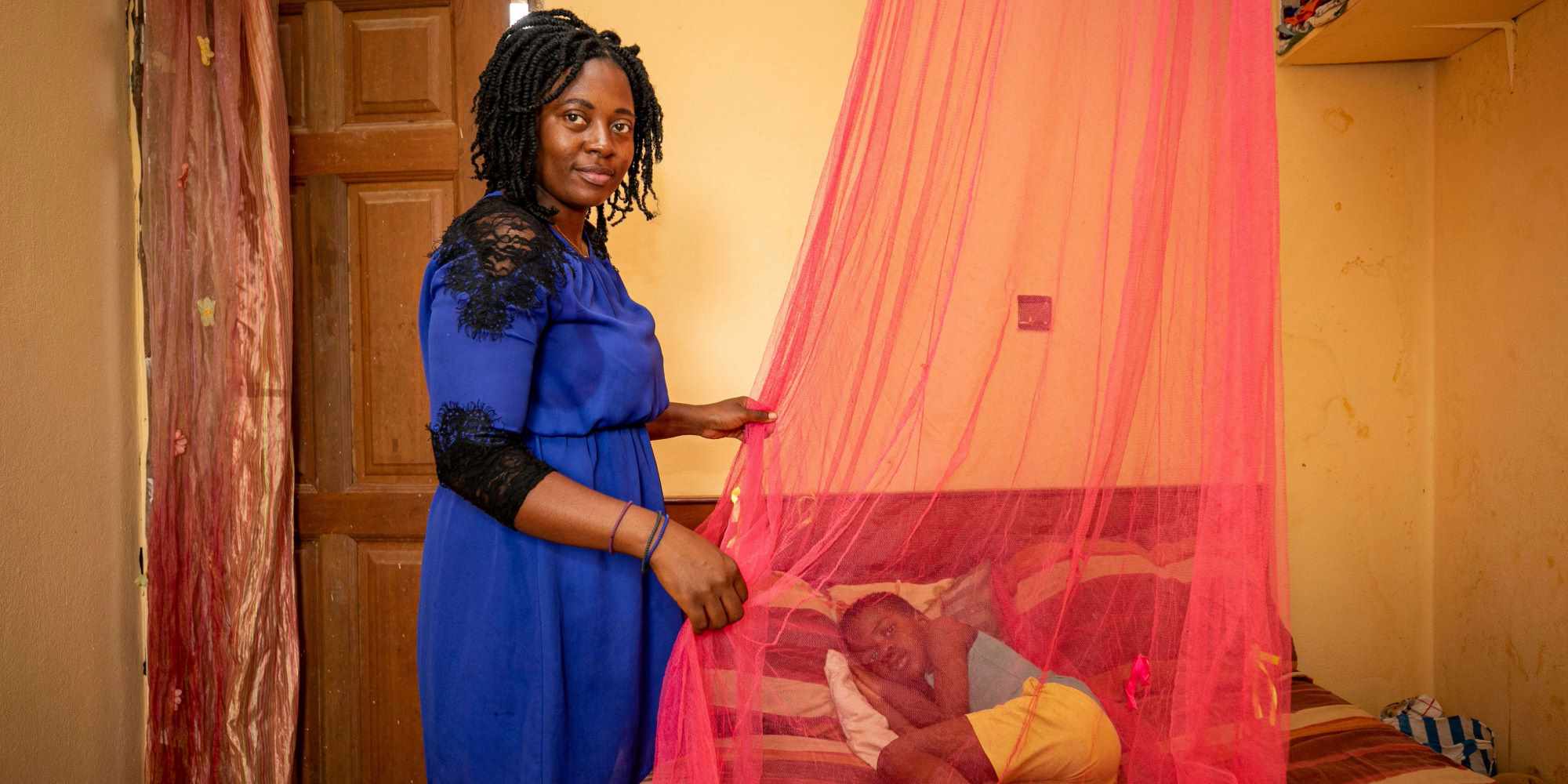 Rosine Djanfan, agent d'entretien, avec son enfant à Yaoundé. Crédit : Gavi/2024/Go'tham Industry