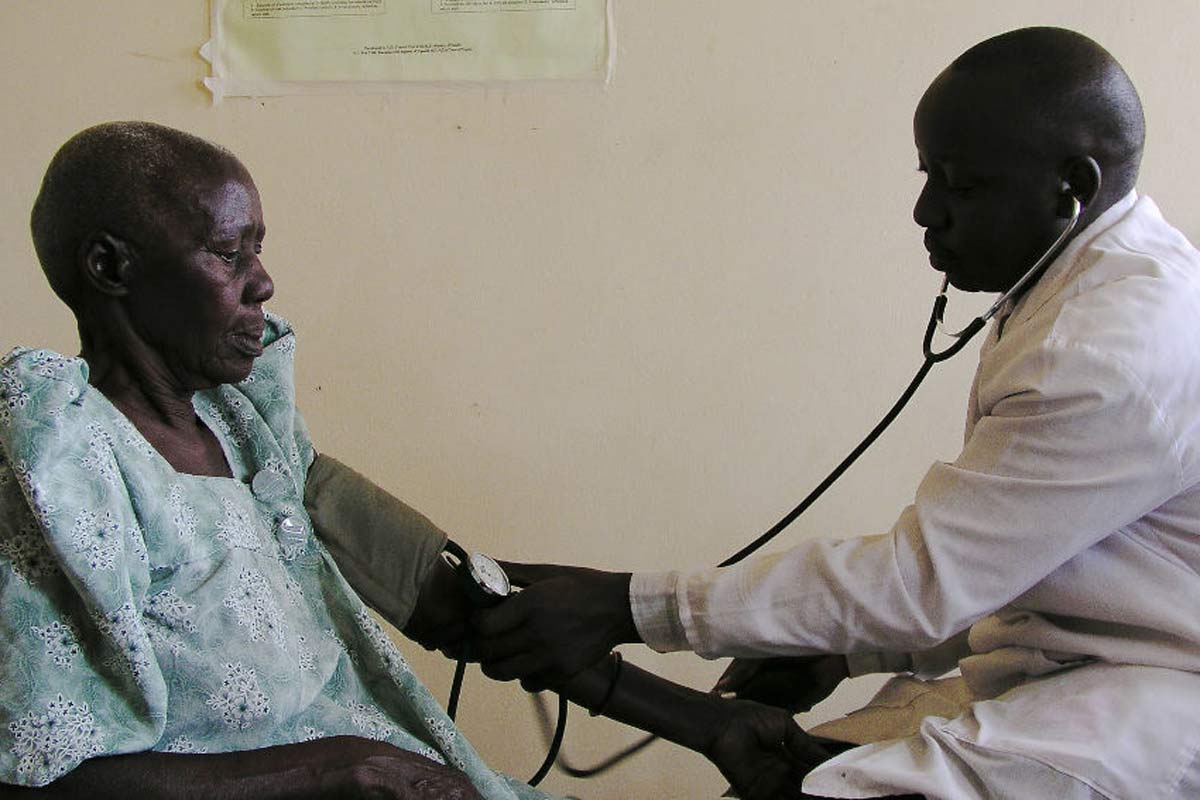 A doctor seeing a patient in a clinic in Mukono, central Uganda. A UNAIDS report indicates that successes in treating people with HIV have led to life expectancy in Africa rising from 56 to 61 years since 2010. Copyright: Arne Hoel / World Bank (CC BY-NC-ND 2.0)