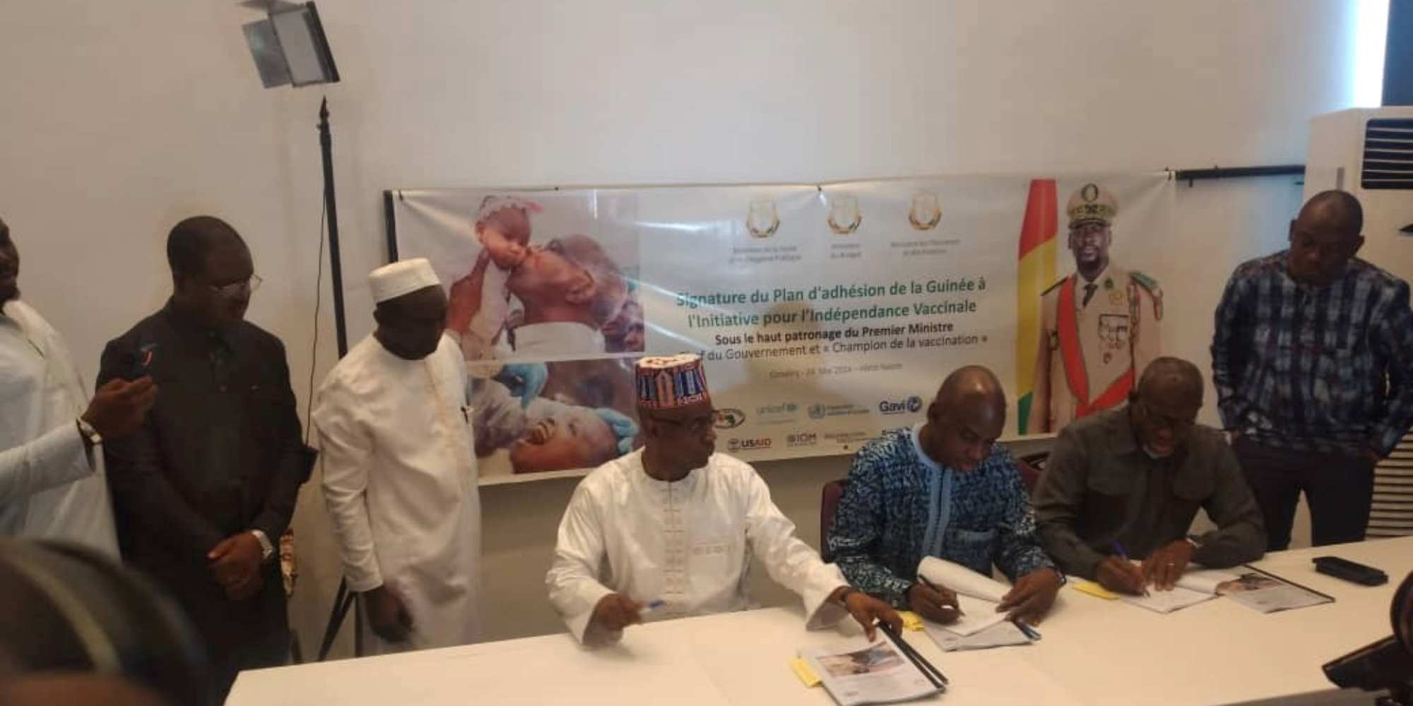 Signature du plan d'adhésion de la Guinée à l'Initiative pour l'indépendance vaccinale. Crédit : Alpha Abdoullaye Diallo