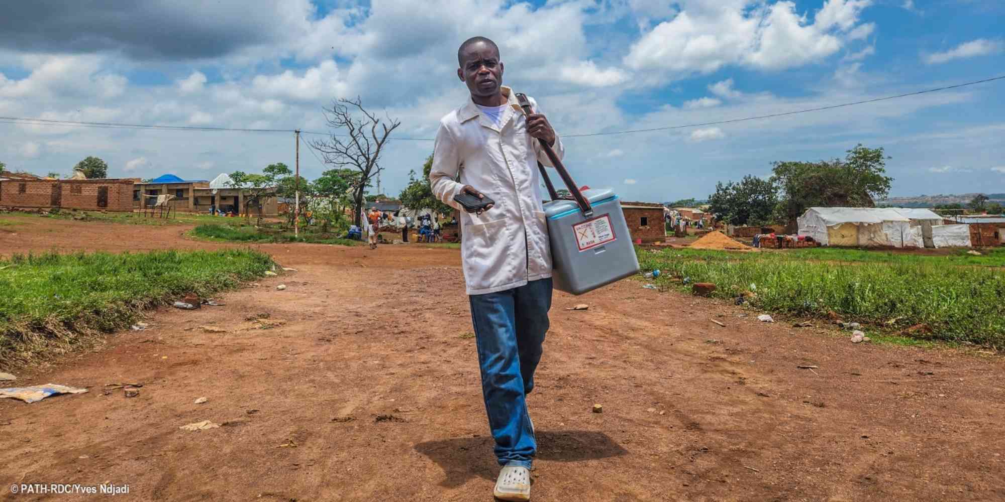 在卢阿拉巴省，医疗队不遗余力地为每位儿童接种疫苗。图片来源：Lopongo Ndjadi/PATH DRC