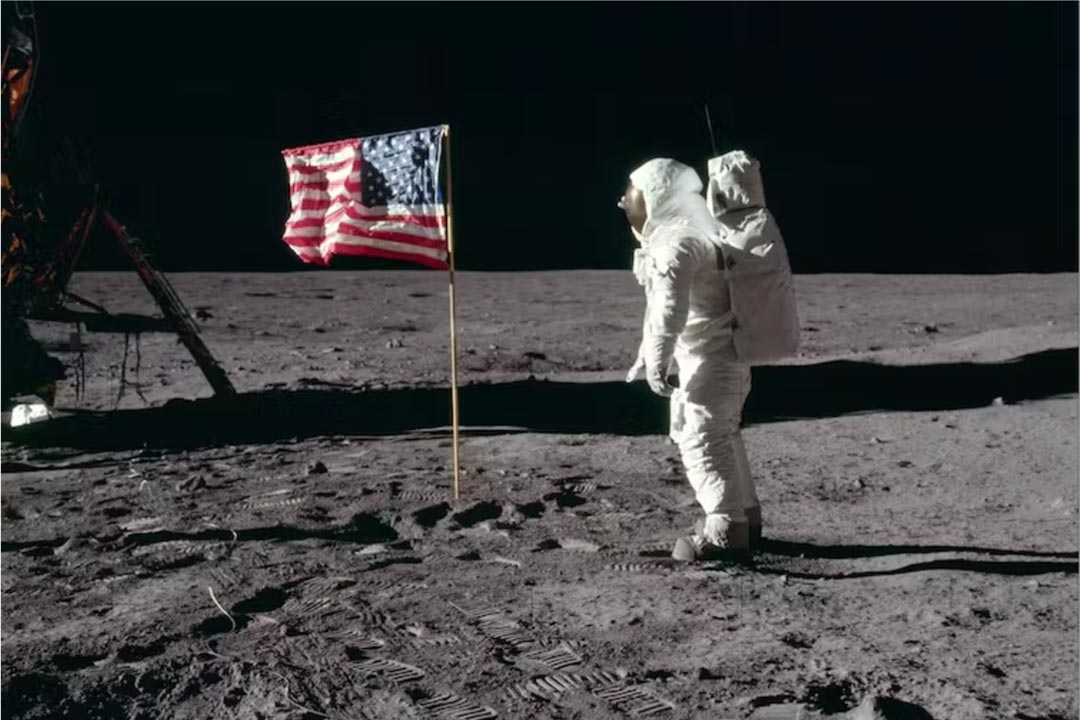 Picture from the first moonlanding; astronaut and the American flag. Credit: Nasa/wikipedia