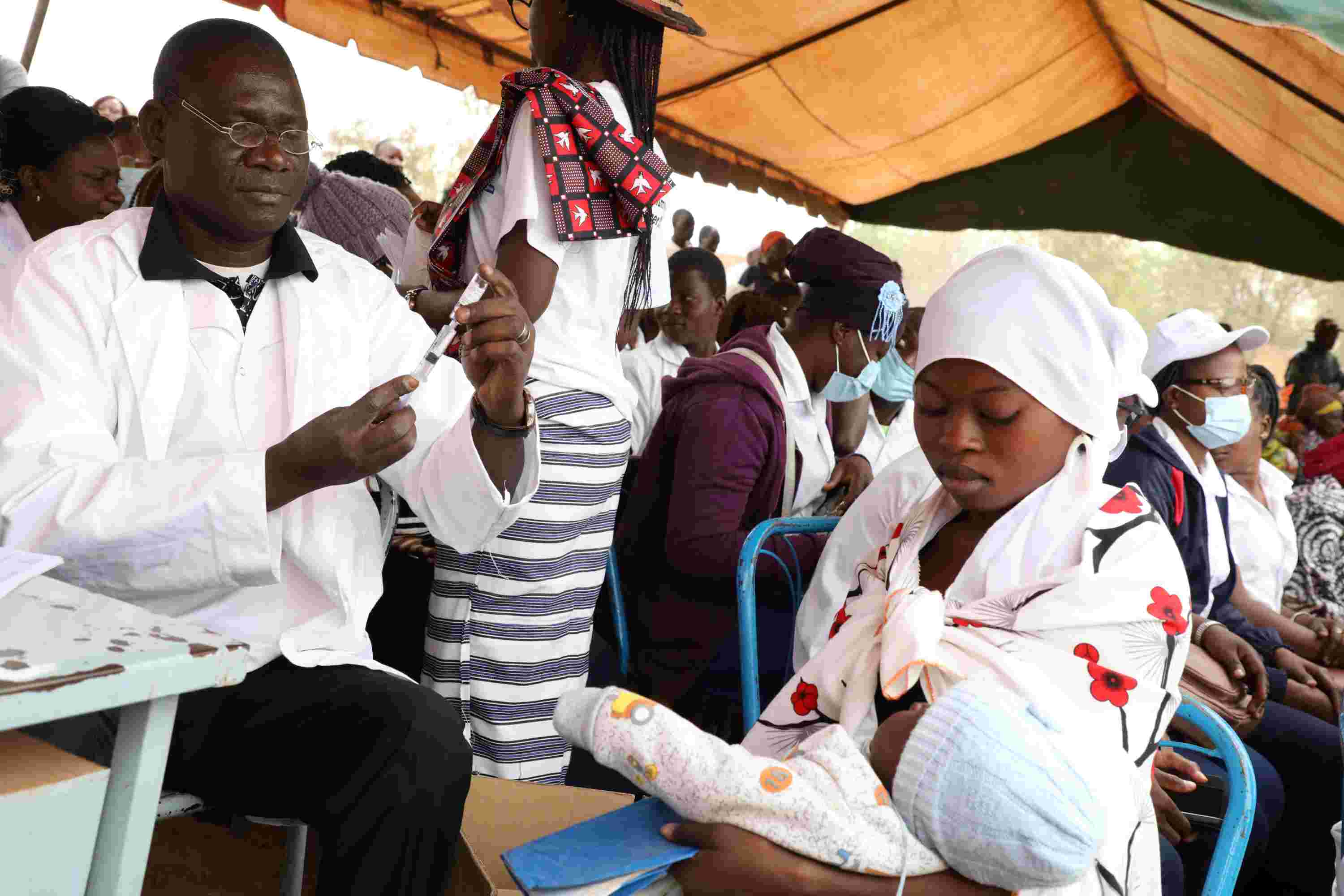Un bébé reçoit le vaccin antipaludique lors de l'introduction du vaccin contre le paludisme dans la vaccination de routine au Burkina Faso le 5 février 2024. Crédit : Gavi/2024/Arnauld Yalgwueogo