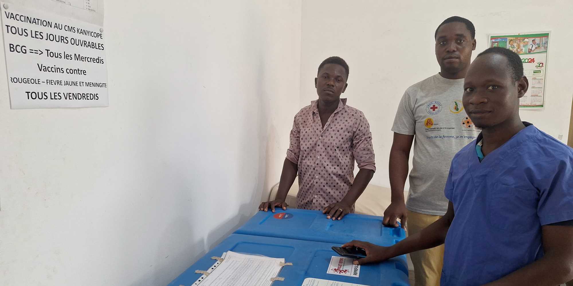 Deux Papas Champions en poste au centre médico-social de Kanyikopé, ici avec un assistant d’hygiène d’Etat qui salue leur appui. Crédit : Nephtali Ledy