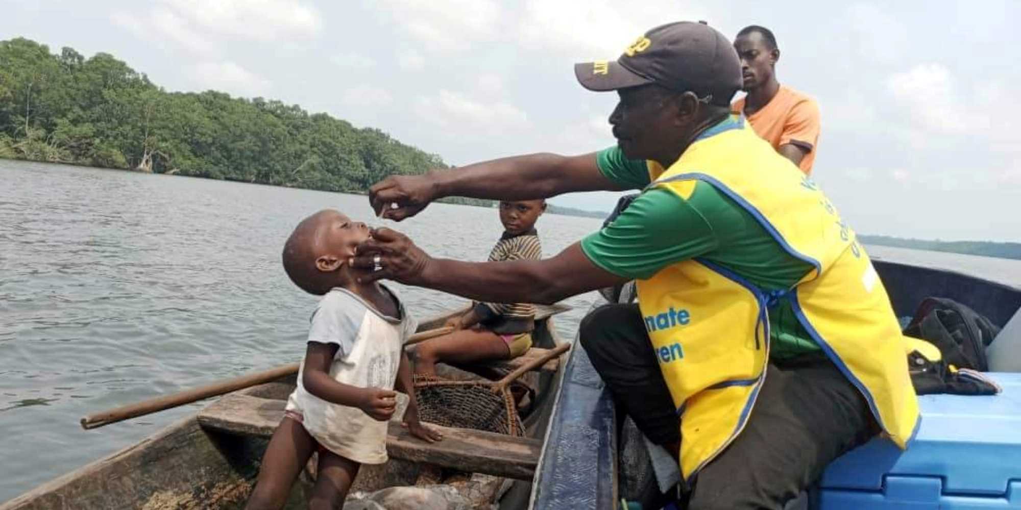 Les agents de vaccination bravent tous les obstacles pour atteindre toutes les cibles de 0 à 5 ans au dernier jour (le 3 mars) de la campagne de vaccination contre la polio au Cameroun. Crédit : PEV Cameroun