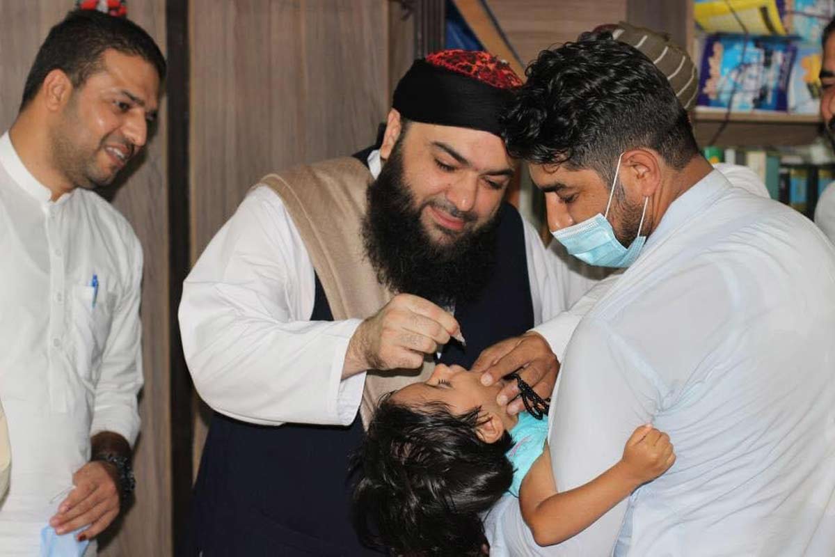 District khateeb for Peshawar, Maulana Tayyab Qureshi administering polio drops to children. Religious scholars in Pakistan are extending support to immunisation campaigns with the objective of promoting vaccine acceptance. (Photo by Adeel Saeed).