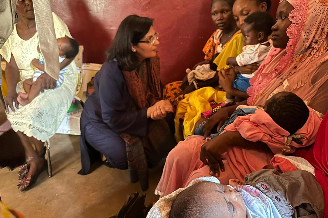 萨尼亚·尼什塔尔（Sania Nishtar）在中非共和国首次访问全球疫苗免疫联盟执行国期间参加了一次免疫接种会议。帕斯卡尔·巴罗利耶/全球疫苗免疫联盟/2024