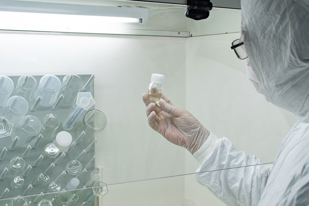 研究疫苗开发的防护设备科学家。信用：Shutterstock