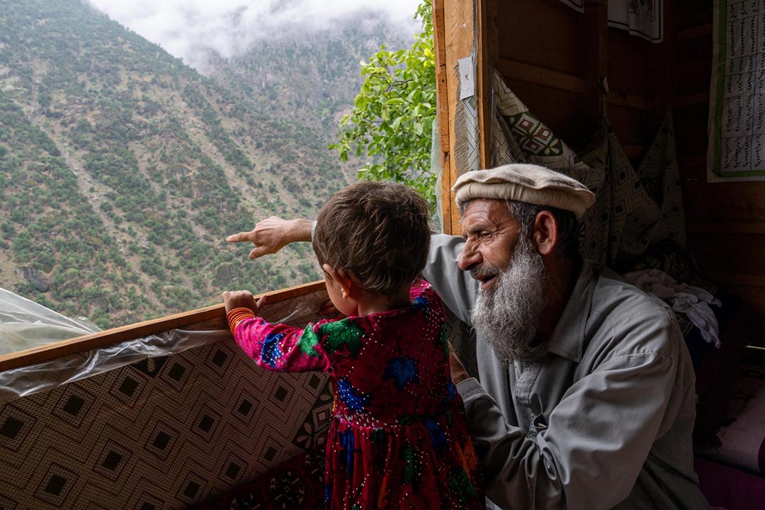 Two-year-old Roqia and her grandfather look out over the steep-sided Kamdesh valley in Afghanistan. When she contracted polio in February, Roqia’s grandfather carried her down the mountain for treatment. © UNICEF