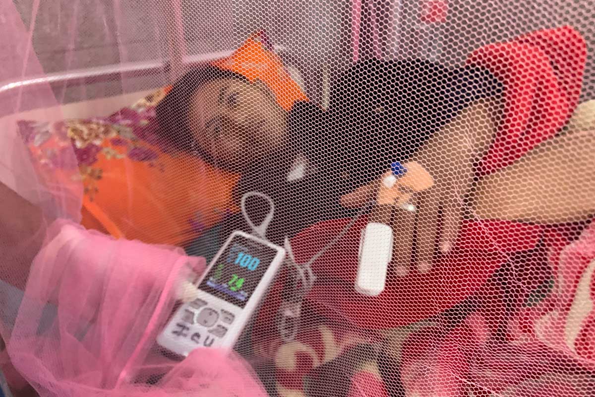 Un patient atteint de la dengue est soigné dans un hôpital pour maladies infectieuses. Crédit : Pragya Timsina