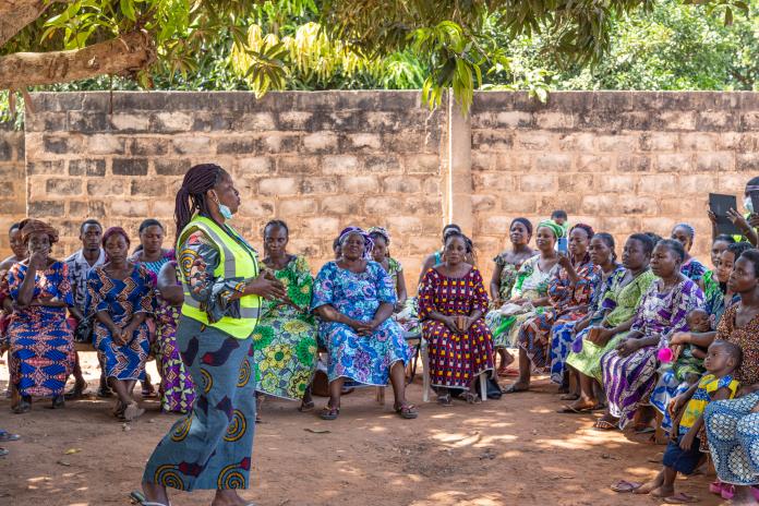 Des agents de santé communautaire animent une séance de sensibilisation sur l'importance de la vaccination de routine auprès d'un groupe de mères au Bénin. Crédit : Edna Fleure