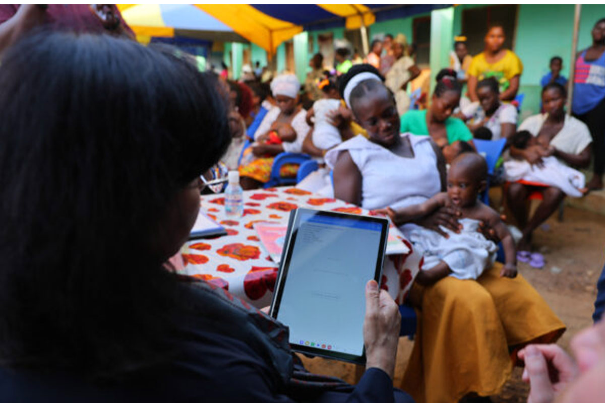 During the trip, Dr. Nishtar was able to use AI-driven Simprints technology to link children with their health records. Photo: Nipah Dennis, Gavi